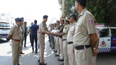 India News | Commissioner Meets North-West District Cops on Holi, Distributes Sweets