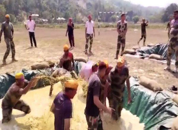 India News | Assam: BSF Personnel Celebrate Holi at Indo-Bangladesh Border