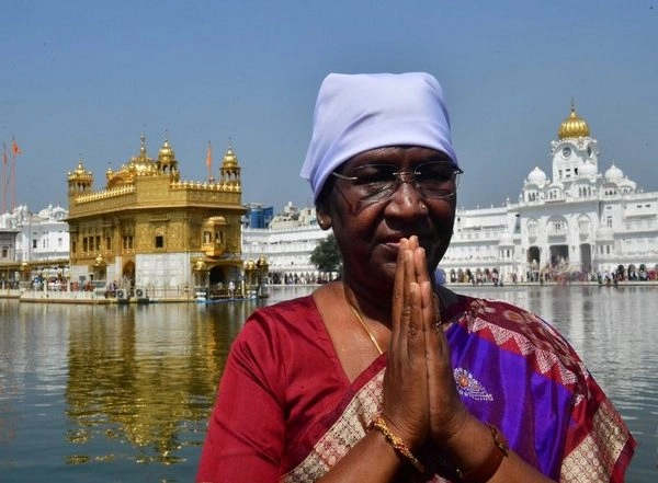 India News | President Murmu Pays Obeisance at Sri Harmandir Sahib in Amritsar