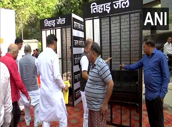 India News | BJP Protests Against AAP Govt in Delhi, Police Detain Protestors