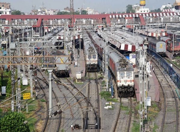 India News | Central Railway Achieves Major Milestone with 100% Electrification of Entire Broad Gauge Network
