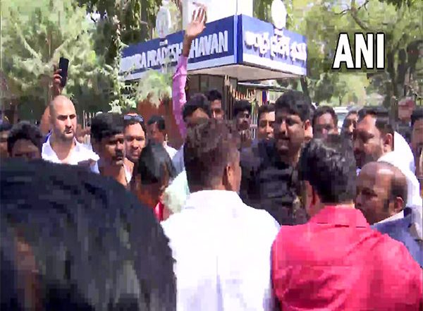 India News | BRS Workers Protest, Burn Effigy of T'gana BJP Chief for Derogatory Comments Against K Kavitha