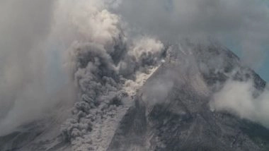 World News | Indonesia's Mount Merapi Volcano Erupts, Spewing Hot Clouds, Lava