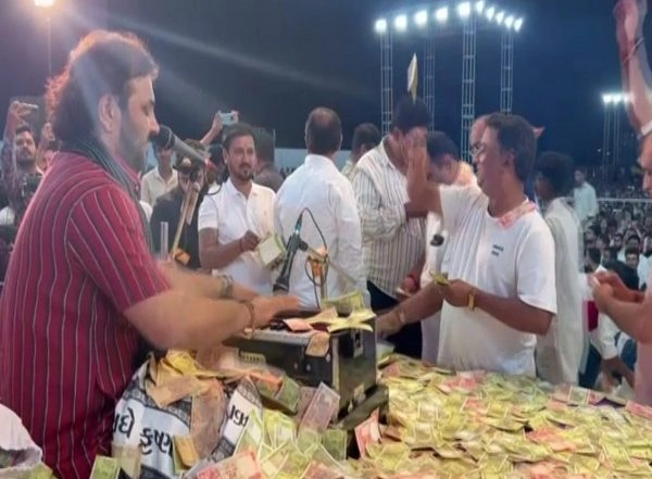 People Shower Cash on Kirtidan Gadhvi During Gujarati Folk Singer's Bhajan Performance Organised To Raise Funds for Cow Welfare (Watch Viral Video)