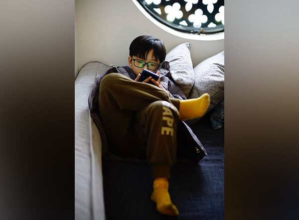 Mobile Phones Divert Teens’ Attention From Bad Thoughts Before Sleep, Says Research