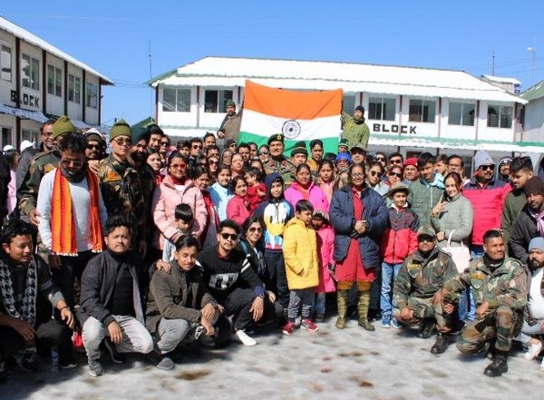 India News | Army Rescues 370 Tourists Stranded Due to Heavy Snowfall in East Sikkim