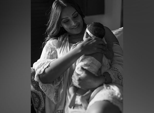 Entertainment News | Bipasha Basu Shares Cute Picture of Daughter Devi as She Turns 4 Months Old
