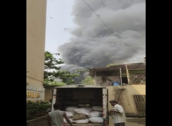 India News | Mumbai: Fire Breaks out at Furniture Godown in Jogeshwari, No Casualties Reported