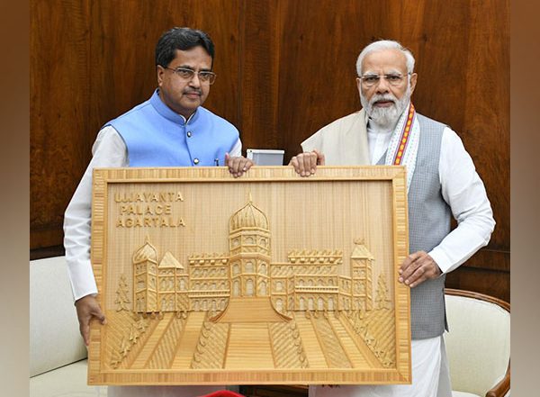 India News | Tripura CM Calls on PM Modi in Delhi, Presents Him with Portrait of Ujjayanta Palace