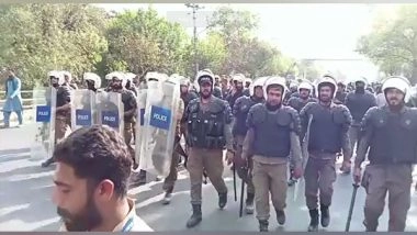 World News | Pakistan Police Arrive at Imran Khan's Lahore Residence to Arrest Him