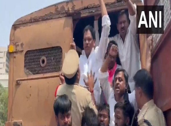 India News | Students' Wing of BRS Stages Protest Against Telangana Guv for Not Giving Assent to University Recruitment Board Bill