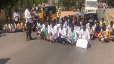 India News | Telangana: Student Leaders Protest at Osmania University Against TSPSC Paper Leak