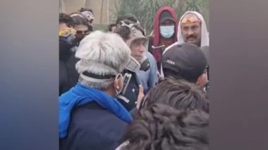 World News | Imran Khan Interacts with PTI Supporters in Gas Mask After Security Forces Withdraw from Zaman Park