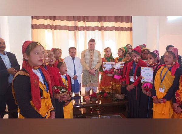 Uttarakhand CM Pushkar Singh Dhami Celebrates Festival of Phooldei With School Children (Watch Video)
