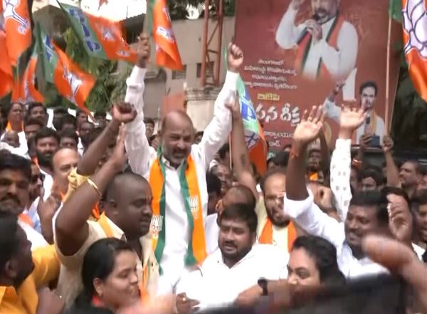 TSPSC Paper Leak: Telangana BJP Leader Bandi Sanjay Holds Hunger Strike, Detained by Police (Watch Video)