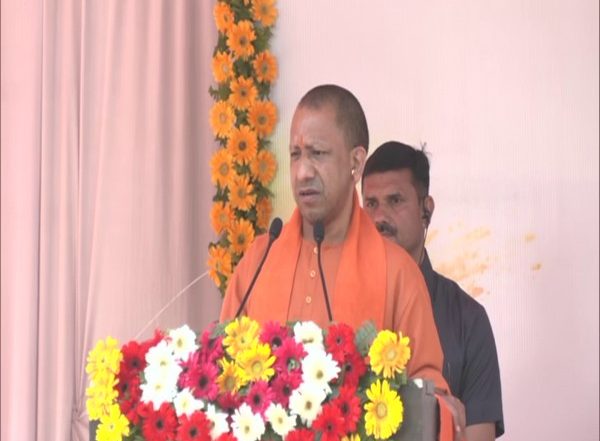 India News | CM Yogi Visits Varanasi, Reviews Preparations Ahead of PM Modi's Visit on March 24