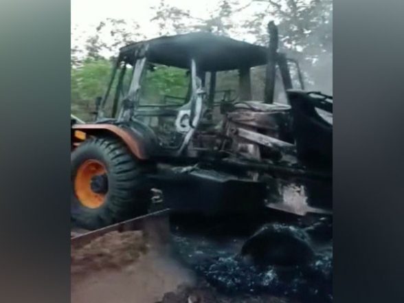 India News | Chhattisgarh: Naxals Set Ablaze 12 Vehicles Engaged in Road Construction in Kanker - Vimarsana News