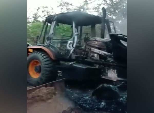 India News | Chhattisgarh: Naxals Set Ablaze 12 Vehicles Engaged in Road Construction in Kanker