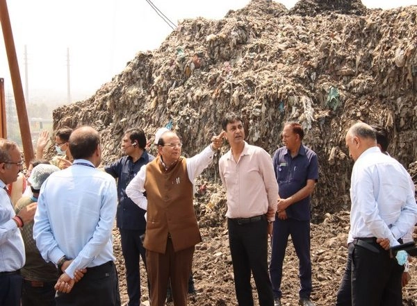 India News | LG VK Saxena Reviews Progress of Legacy Waste Disposal at Landfill Sites in Delhi