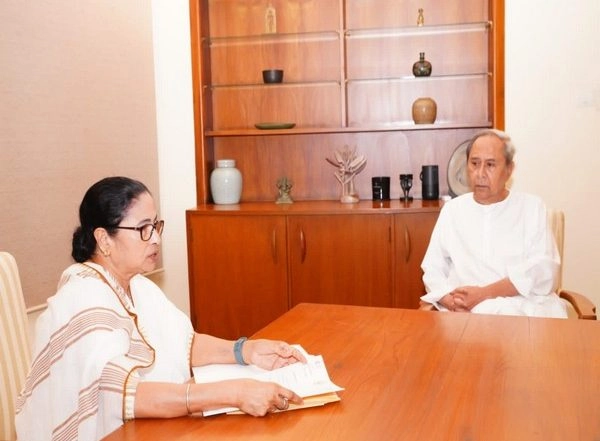 India News | Odisha: Mamata Banerjee Meets Naveen Patnaik, Calls to Strengthen India's Federal Structure