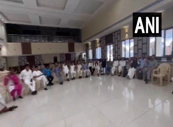 India News | Delhi: Detained Congress MPs Raise Slogans in Support of Rahul Gandhi over Disqualification as MP