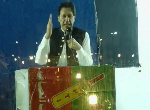 World News | Imran Khan Presents Roadmap to Resolve Pakistan's Economic Crisis