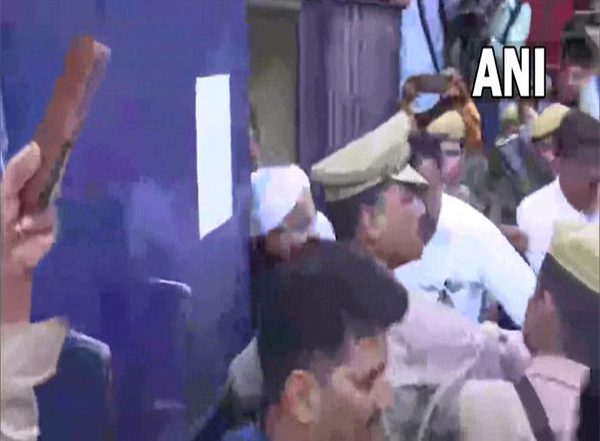 Gangster-Turned-Politician Atique Ahmed Being Moved From Sabarmati Jail to Prayagraj