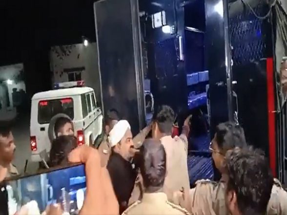 India News | Prayagraj Police, Taking Atiq Ahmed from Ahmedabad to UP Jail, Halts in Udaipur for Refuelling - Vimarsana News