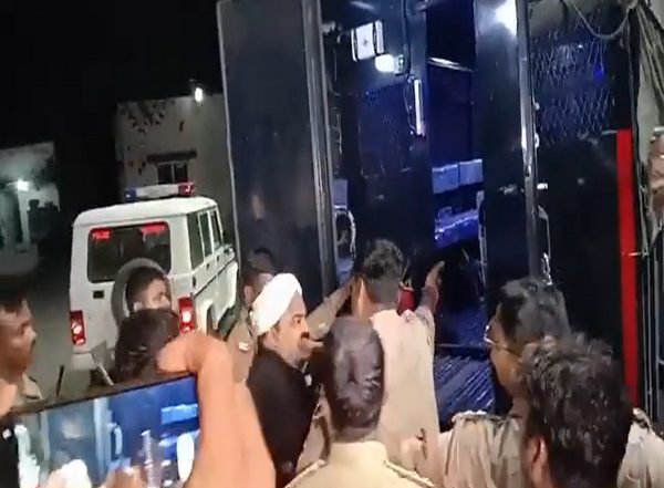 India News | Prayagraj Police, Taking Atiq Ahmed from Ahmedabad to UP Jail, Halts in Udaipur for Refuelling