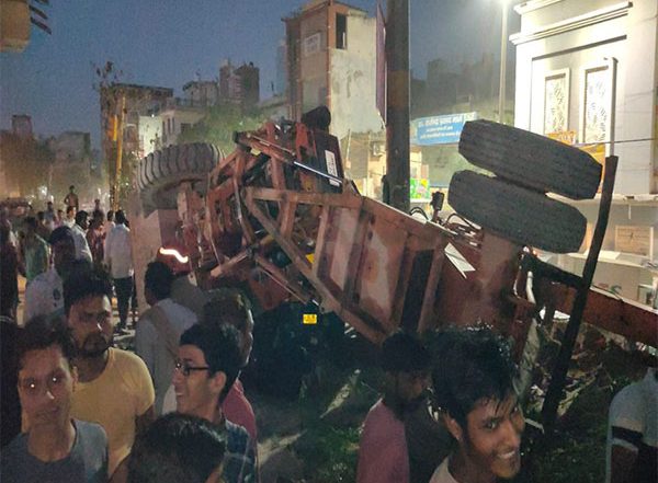 India News | Crane Overturns on Vehicles at Construction Site in North East Delhi, Few Injured