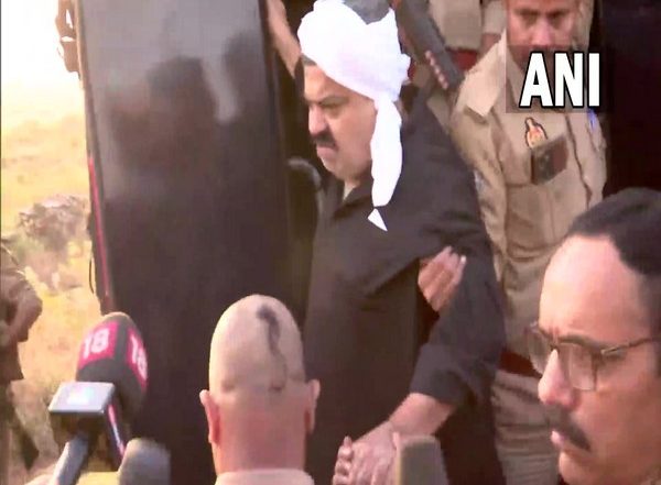India News | Atiq Ahmed's Convoy Enters Madhya Pradesh, Briefly Halts in Shivpuri While Enroute to Prayagraj Jail