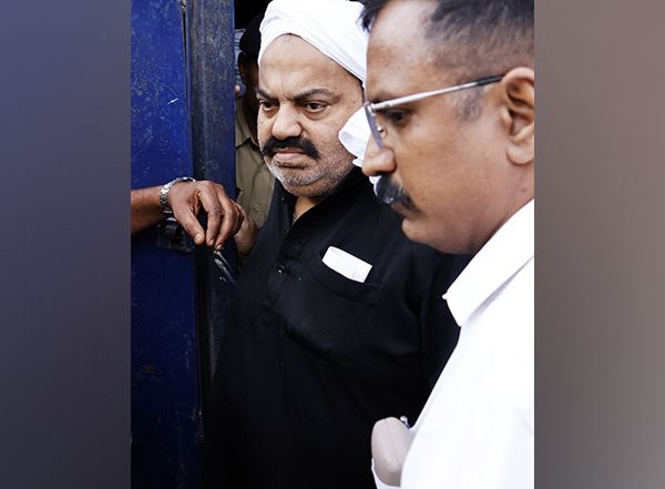India News | Prayagraj Court Finds Atiq Ahmed Guilty in Umesh Pal Kidnapping Case, His Brother Ashraf Acquitted