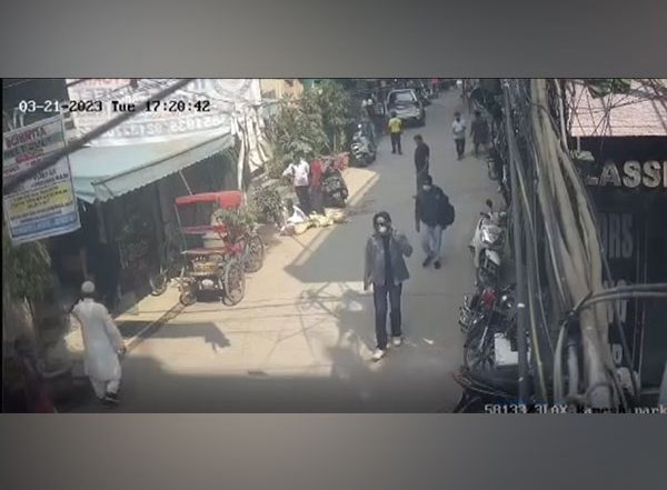 India News | Denim Jacket, Mask, No Turban; Amritpal Singh Spotted on Delhi Streets