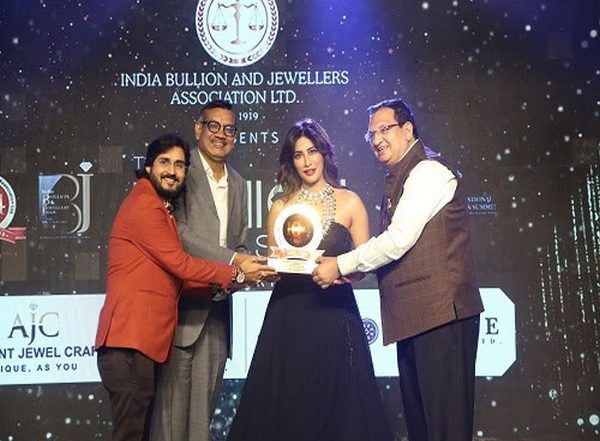 Business News | Chitrangda Singh Turns Showstopper for the Grand Finale of IBJA Fashion Show