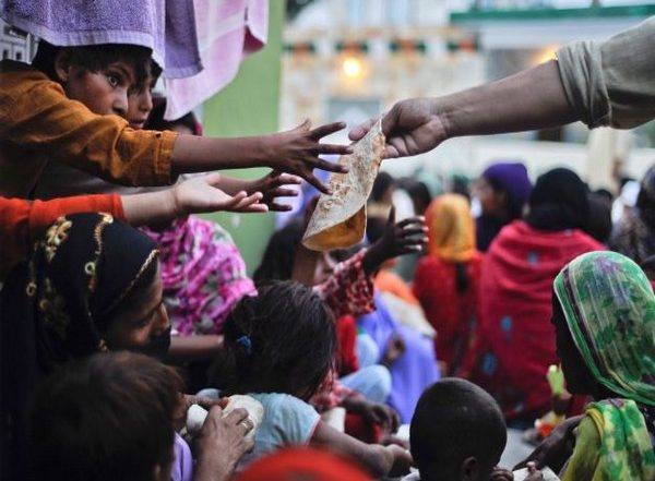 World News | Pakistan: Woman, Man Die, Several Others Get Injured in Stampedes at Flour Distribution Points in Different Cities