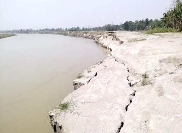 India News | Assam: Villagers Appeal for Precautionary Measures as River Erosion Wreaks Havoc in Barpeta Ahead of Monsoon