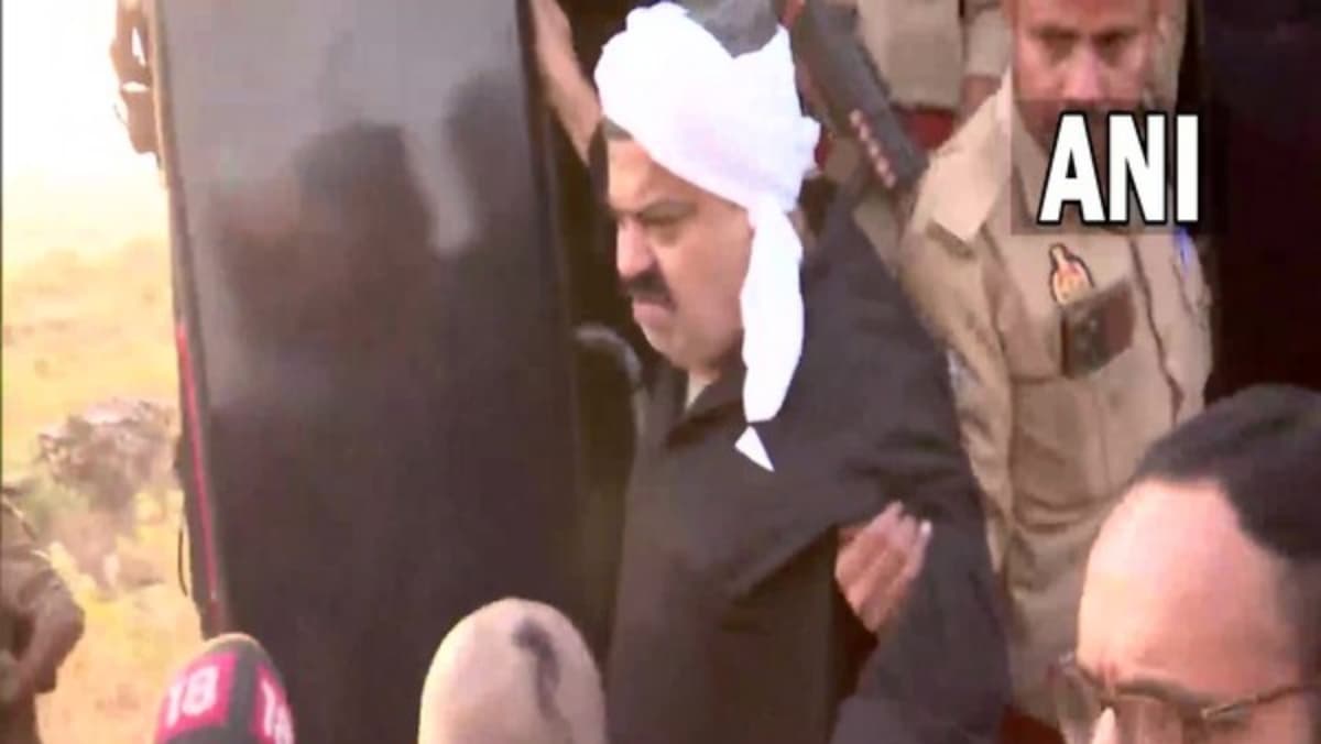 Uttar Pradesh Police Double Reward on Atiq Ahmed's Wife Shaista Parveen From Rs 25,000 to Rs 50,000