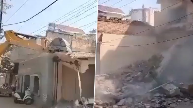 Uttar Pradesh: Yogi Adityanath Government’s Bulldozer Action Continues, Property of Two Aides of Mukhtar Ansari Gang Demolished in Banda District (Watch Video)