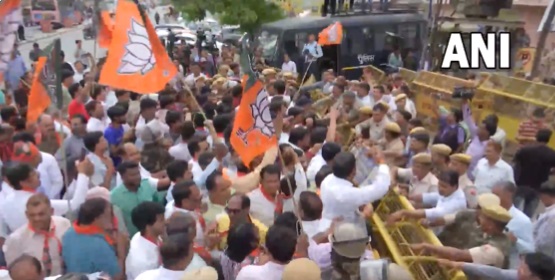 SS Randhawa's Controversial Remarks on PM Narendra Modi and Pulwama Martyrs: BJP Workers Protest Against Punjab Congress Leader in Jaipur (Watch Video)