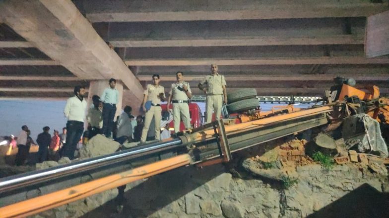 Delhi Three Injured As Crane Falls On Vehicles At Saharanpur Highway 