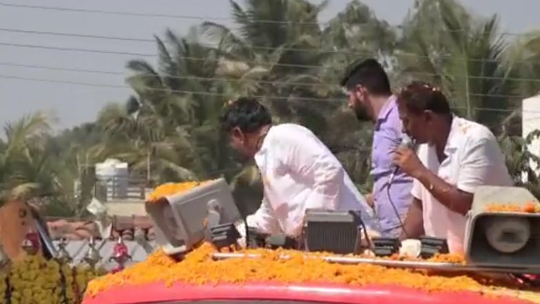 Karnataka Congress Chief DK Shivakumar Throws Rs 500 Currency Notes on Artists During 'Praja Dhwani Yatra' in Mandya District (Watch Video)