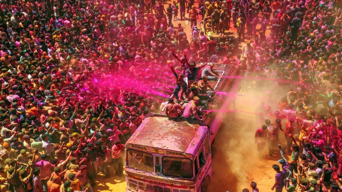 phoolon ki holi in vrindavan 2025