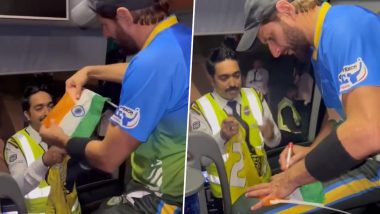 Shahid Afridi Signs Indian Flag Given by Security Official in Qatar, Video of Former Pakistan Captain's Gesture on Sidelines of Legends League Cricket Masters T20 2023 Goes Viral!