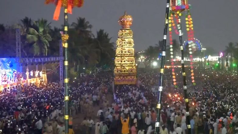 Saint Sharanabasaveshwar Death Anniversary: Thousands of Devotees Participate in 'Sharanabasaveshwara Jatra' in Karnataka’s Kalaburagi (Watch Video)