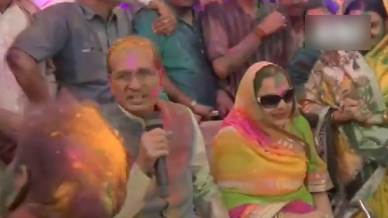 Holi 2023 Celebrations: Madhya Pradesh CM Shivraj Singh Chouhan Sings ‘Phaag’ As He Celebrates the Festival of Colours in Bhopal (Watch Video)