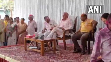 Holi 2023: Chhattisgarh CM Bhupesh Baghel Participates in Holi Celebrations at His Residence in Bhilai-3 (Watch Video)