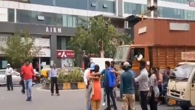 PDA in Maharashtra: Couple Share a Hug on Busy Crossroad in Pune Bringing Traffic To Halt, Video Goes Viral