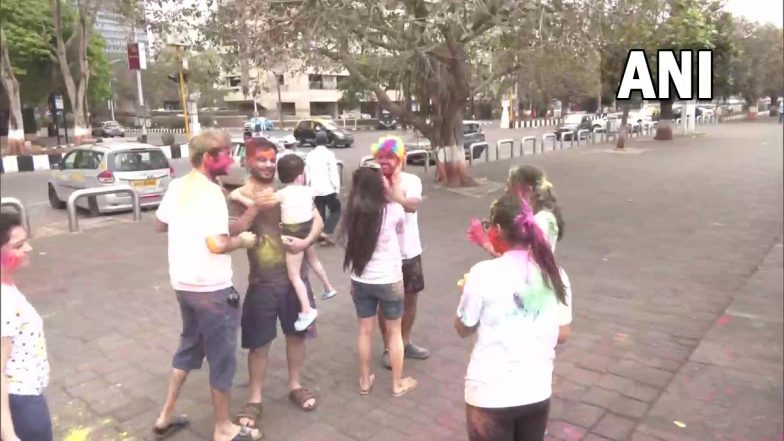 Holi 2023 Celebration: Mumbaikars Celebrate Festival of Colours at Iconic Marine Drive in Mumbai (See Pics)