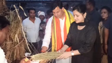 Navneet Rana Holi Celebration Videos: Amravati MP Celebrates Holi With Locals in Melghat Village, Participates in Tribal Dance