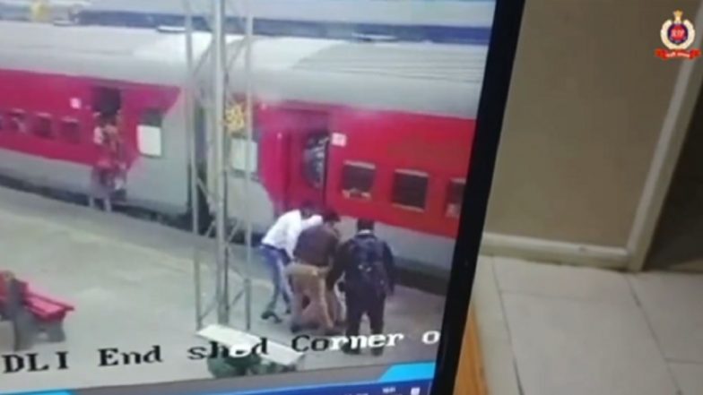 RPF Salutes Bravery of ASI Ravindra Kumar, Shares Video Showing How He Saved Life of Many Passengers at Delhi Sarai Rohilla Railway Station